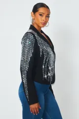 Blazer negro con detalles de strass en la parte frontal, cierre frontal y corte ajustado.