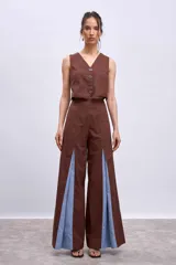 Chaleco marrón con escote en V y cierre frontal con botones.