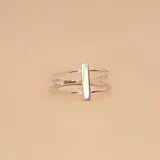Anillo de plata 925 con tres aros finos y una barra vertical.