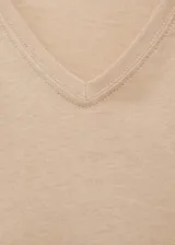Camiseta color beige de manga corta con cuello pico.