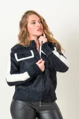 Campera negra de piel sintética con franjas blancas en mangas y bolsillos frontales.