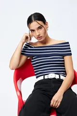 Top tejido con escote bardot a rayas horizontales azul marino y blancas, de trama acanalada y diseño sin mangas.