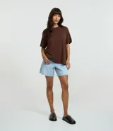 Remera gris de corte cuadrado, cuello redondo y mangas cortas.