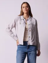 Camperita de lino estampado, marca Dash. Abertura central con botones, delantera con bolsillos.