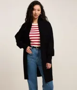 Cardigan negro de punto con cuello redondo, manga larga ajustada y textura.