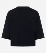 Remera cropped de algodón, color negro, con cuello redondo y mangas cortas.