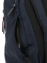 Mochila unisex azul marino de poliéster reciclado, con compartimento principal con cierre a prueba de agua, cintas de compresión internas, dos bolsillos interiores de malla con cierre, compartimento acolchado para laptop de 16 pulgadas, bolsillo delantero con múltiples compartimentos, bolsillos laterales con cierre para botellas, bolsillo superior con cierre para anteojos, correa compresora de pecho, correas de hombro ajustables, espalda acolchada y ergonómica, forro interior 100% poliéster reciclado e incluye llavero mosquetón.