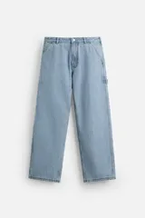 Pantalón de jean celeste, corte relaxed fit, con bolsillos frontales y traseros tipo parche, tira portaherramientas y bolsillo tipo parche en la pierna.