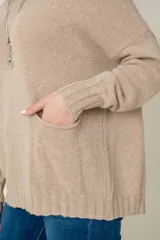 Sweater celeste de lana y viscosa, de corte holgado, con cuello redondo y bolsillos frontales.