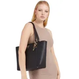 Cartera tipo tote bag Guess Noelle II, color negro, con textura saffiano o similar y herrajes dorados. Presenta el logo triangular de Guess en el frente y un llavero colgante con dos etiquetas rectangulares negras con el nombre de la marca.