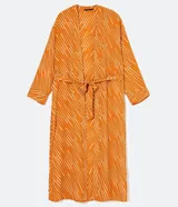 Kimono largo color naranja con estampado de rayas blancas diagonales, mangas largas y lazo para atar en la cintura.