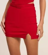 Short pollera corto de bengalina de viscosa certificada, con trabillas en la cintura, cinturón forrado y abertura lateral.