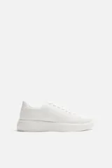 Zapatillas urbanas blancas de corte bajo, con cordones y suela chunky.