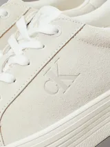 Zapatillas urbanas Calvin Klein color blanco hueso, de corte bajo y plataforma plana. Presentan logo CK bordado en el lateral y suela vulcanizada.