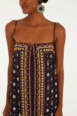 Vestido largo con tirantes finos ajustables y estampado de pañuelo. El escote es recto y la falda es fluida con sutiles capas.