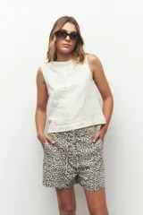 Short de lino con estampado animal print, fresco y liviano.