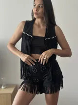 Short de gamuza negro con flecos y tachas plateadas.