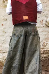 Pantalón de jean ancho con pinzas en los costados, de tiro alto y corte palazzo.