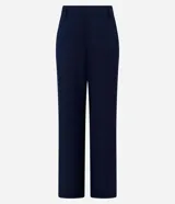 Pantalón de vestir azul marino, de corte recto, con bolsillos laterales y traseros. Se ajusta a la cintura con cinturón de cuero marrón.