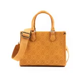 Cartera tote color suela con diseño rectangular en símil cuero y logotipo de XL Extra Large bordado en la parte frontal. Tiene acceso con cierre, un bolsillo interno con cierre, un bolsillo interno abierto, un bolsillo externo con cierre, correa regulable, herrajes plateados y un compartimiento. El interior está forrado en tela de algodón y poliéster.