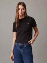 Remera negra de algodón con cuello redondo y mangas cortas. Presenta el logo de Calvin Klein bordado en el pecho.