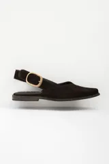 Zapato chata de cuero color marrón con textura tejida y hebilla dorada.