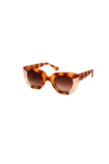 Lentes de sol vanguardistas en tonos verdes, ligeros y con protección UV 100%.