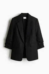 Blazer negro entallado confeccionado en mezcla de viscosa, con hombreras, solapas de muesca, mangas tres cuartos fruncidas y bolsillos delanteros con solapa. Sin cierre.