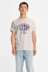 Remera de manga corta color beige con estampado ovalado en el frente con el logo de Levi's en azul y rojo.