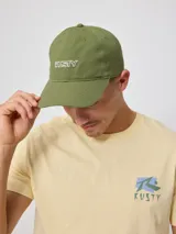 Gorra verde militar de lona con logo Rusty bordado en blanco en el frente.
