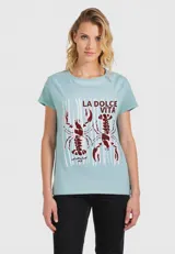 Remera blanca de algodón con estampado de langosta roja y texto en azul y amarillo.