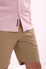 Camisa de vestir rosada de manga larga, con cuello clásico y cierre frontal con botones.