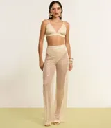 Pantalón femenino estilo pantalona de corte amplio, color beige claro, con superposición de lentejuelas y forro interior tipo bombacha cavada.