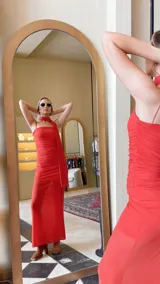 Vestido largo de microtul elastizado color naranja, con escote recto, frunces y forro corto.