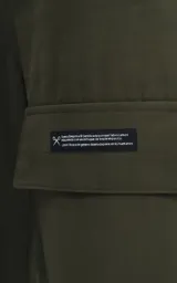 Pantalón cargo verde militar de corte recto y tiro alto, con bolsillos laterales con solapa y etiqueta con logo en la pierna.