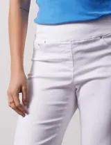 Pantalón capri color rosa de tencel elastizado con bolsillos simulados en la parte delantera y bolsillos aplicados en la parte trasera. Tiene pretina ancha, corte recto y terminación de ruedo desflecado.