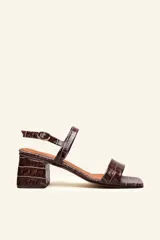 Sandalias marrones de cuero vacuno con textura tipo reptil, dos tiras y taco bloque de 4 cm.