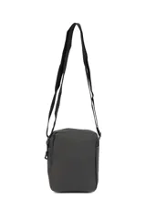 Morral bandolera negro de poliéster con correa ajustable y múltiples bolsillos con cierre.