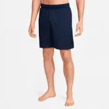 Short deportivo Nike Totality color verde con logo naranja en la pierna izquierda.