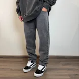 Pantalón de jean gris oscuro, corte mom, de tiro alto y pierna recta.