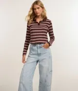 Pantalón wide leg de jeans celeste con cintura alta, bolsillos delanteros, traseros y laterales, cierre con botón y cremallera, y trabillas en la cintura.