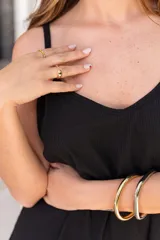 Vestido corto de jersey rib con estampado de cebra en blanco y negro, escote en V y tirantes finos.