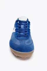 Zapatillas deportivas de estilo running, color azul con detalles en blanco y suela marrón.
