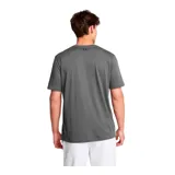 Remera celeste de Under Armour, corte clásico, mangas cortas y logo estampado en el pecho.