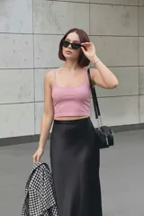 Top color moca con breteles finos y escote recto.