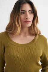 Sweater verde oliva de tejido de punto acanalado, con cuello redondo y mangas largas.