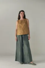 Musculosa color ocre, sin mangas, con escote redondo y corte recto.