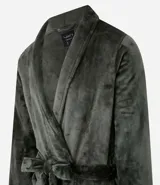 Bata de baño negra de poliéster con textura de fleece, mangas largas y amarre en la cintura.
