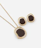 Conjunto de collar y aros dorados con apliques de resina color café.