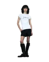 Remera blanca ajustada al cuerpo con la palabra "Stress" estampada en el frente.